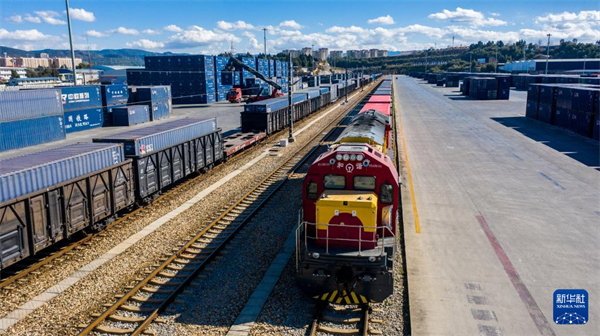 中老铁路国际货物列车？？？？？吭谥刑ッ髦行恼荆ㄎ奕嘶掌。。。。。。。新华社记者 胡超 摄.jpg